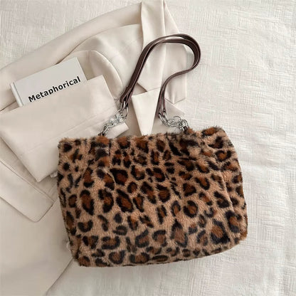 Handväska Leopard – Trendig mjuk väska med kedjedetalj