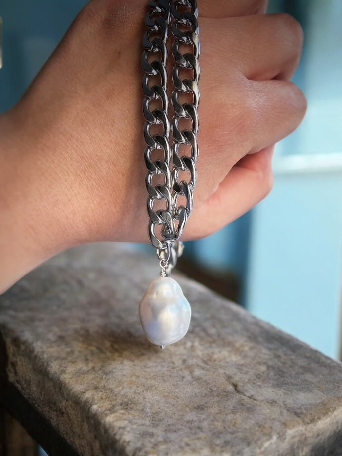 Pearl baroque white gold necklace