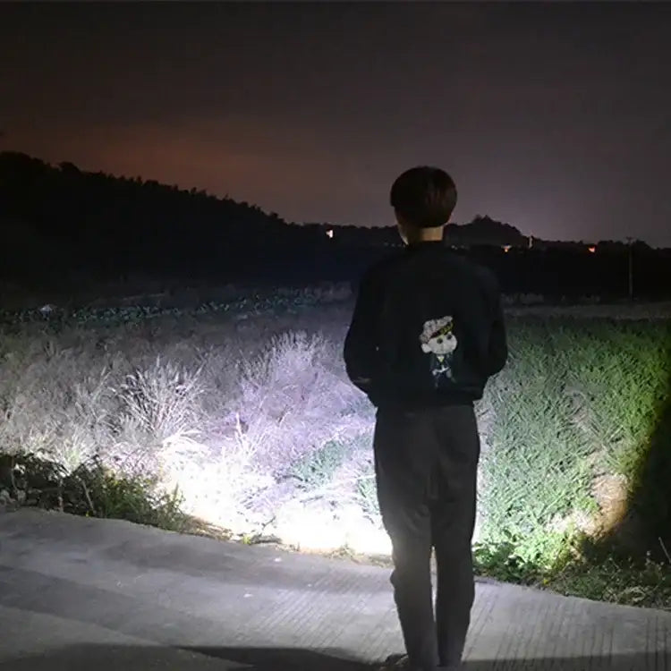 Teleskopisk stark LED-ficklampa med zoom, starkt ljus och magnet – uppladdningsbar