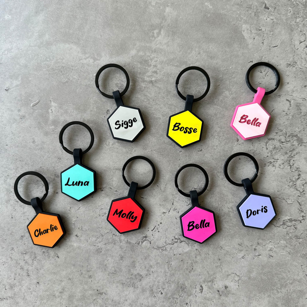 Vit/blå namnbricka till hund - Typsnitt Anton