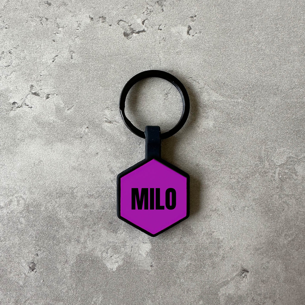 Mörklila namnbricka bis hund - Typsnitt Anton