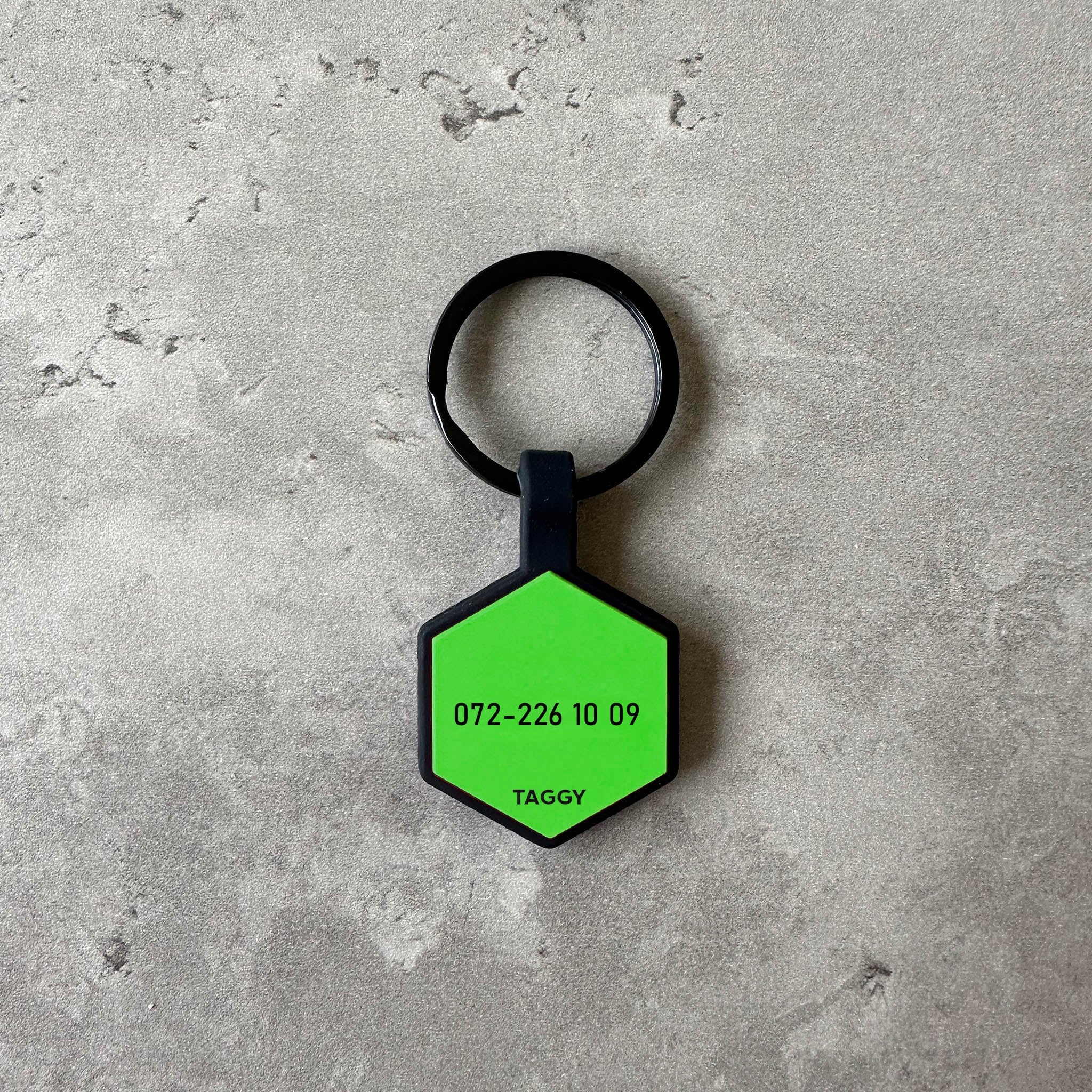 Grön namnbricka till hund - Typsnitt Anton