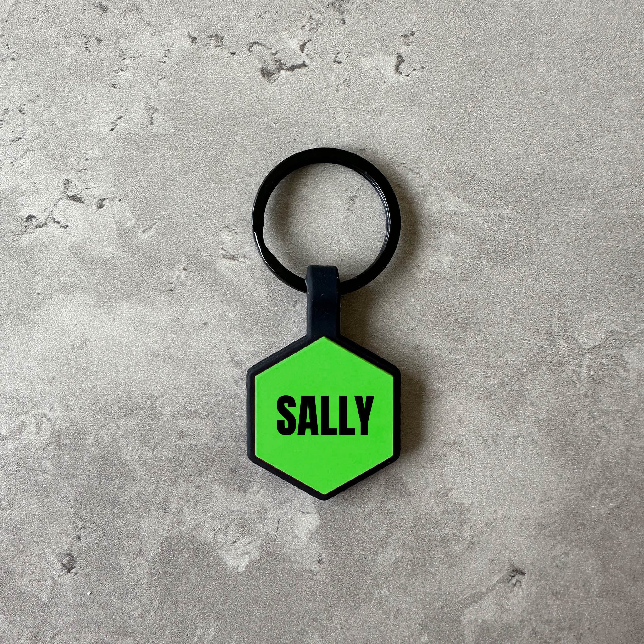 Grön namnbricka till hund - Typsnitt Anton