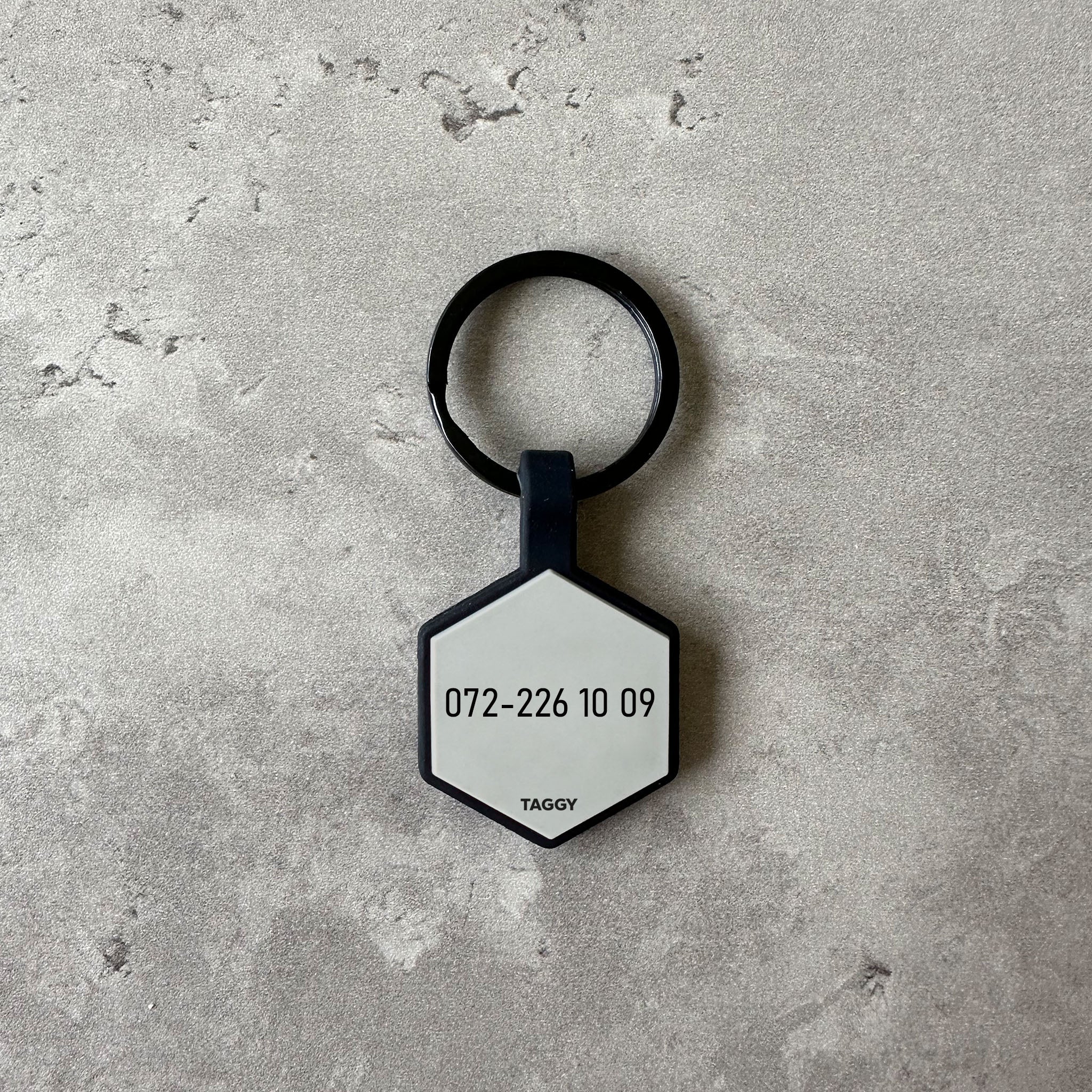 Grå namebricka to hund – Typsnitt Tea