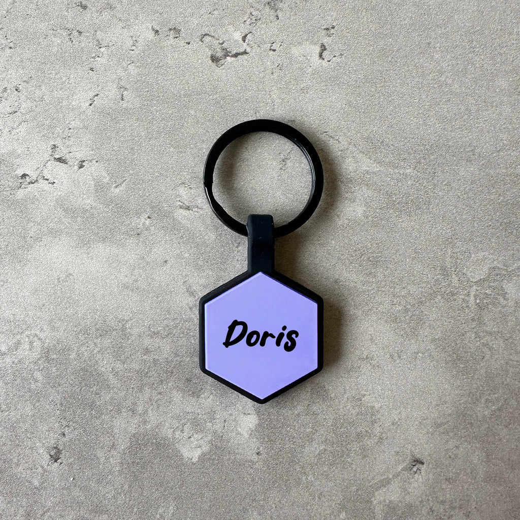 Lila namnbricka till hund - Typsnitt Tea