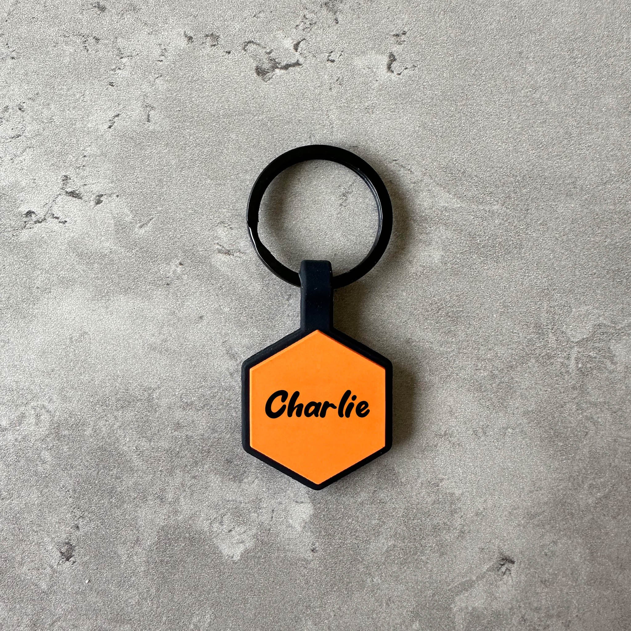 Orange namnbricka till hund - Typsnitt Tea