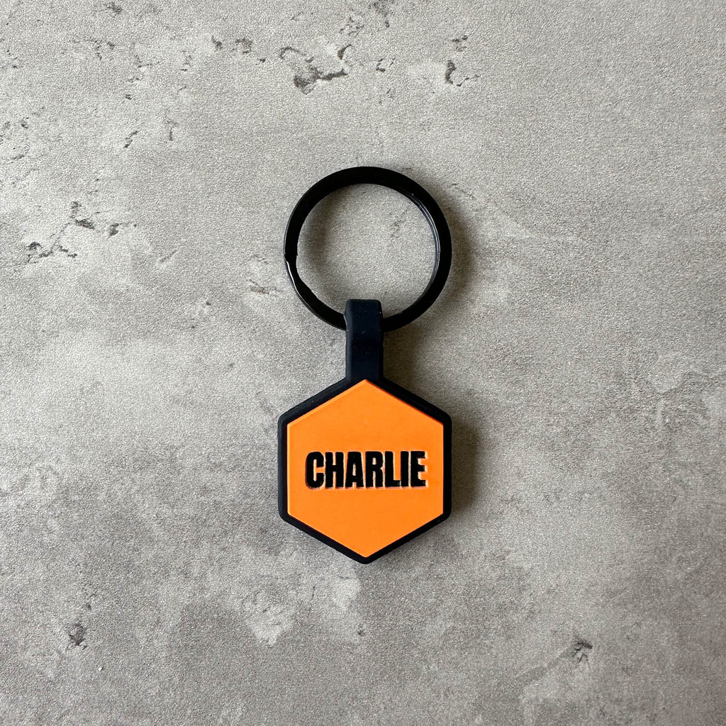 Orange namnbricka till hund - Typsnitt Anton