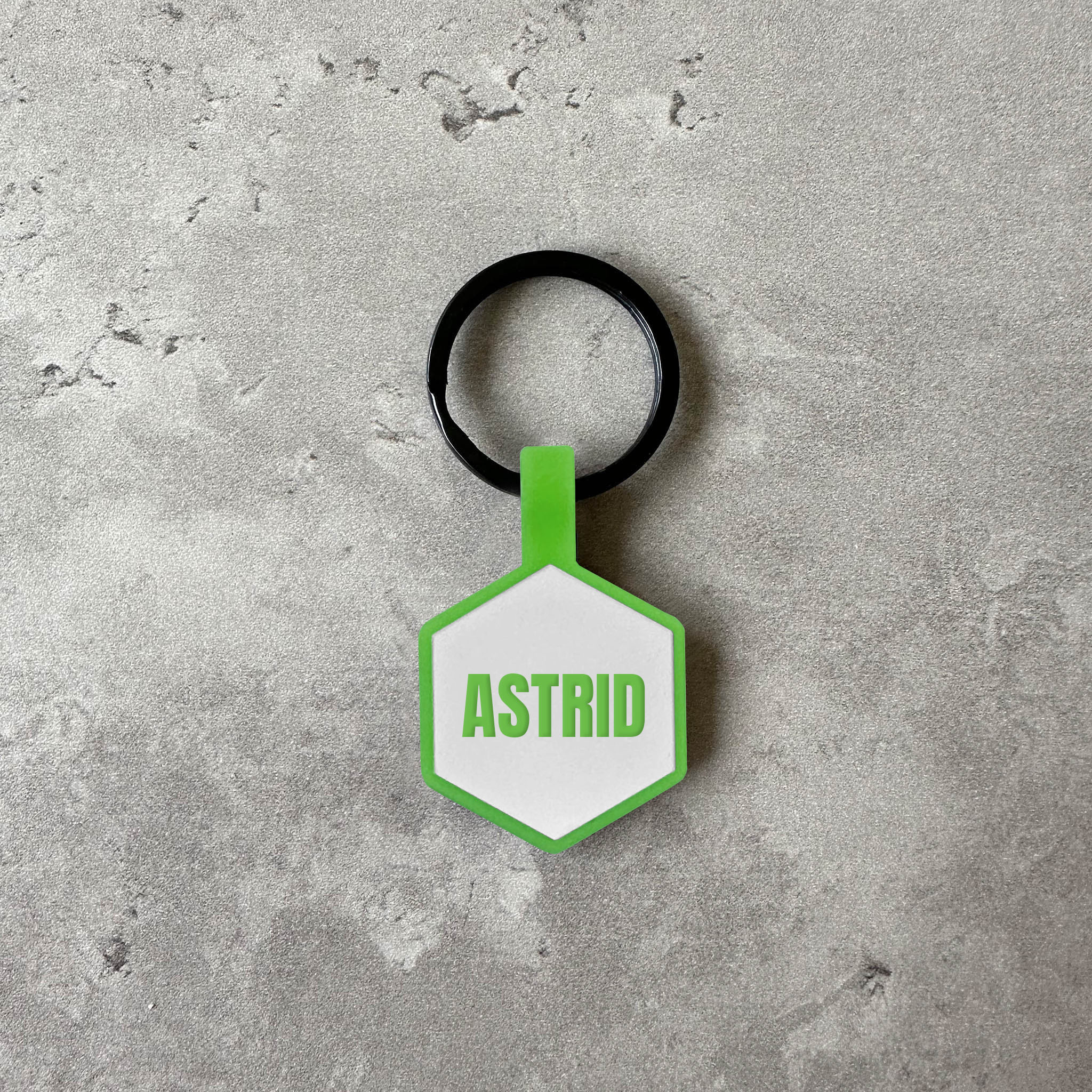 Vit/grön namnbricka till hund - Typsnitt Anton