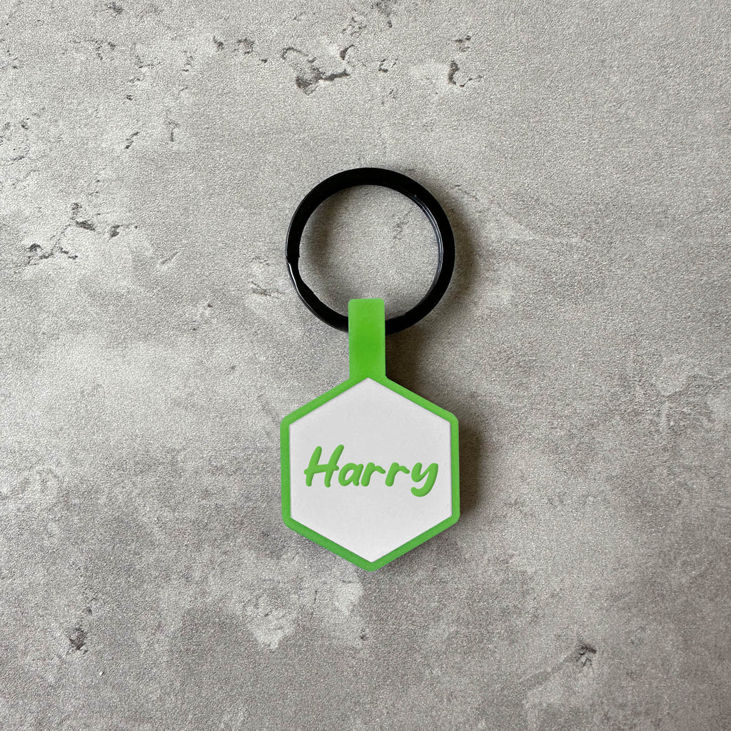 Vit/grön namnbricka till hund - Typsnitt Tea