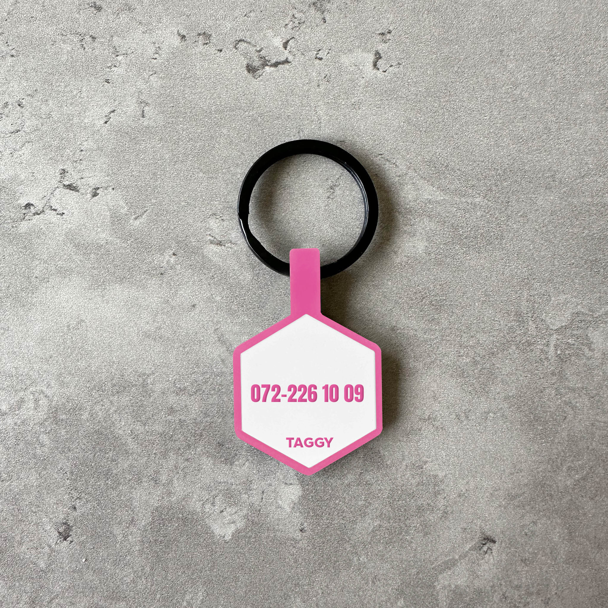 Vit/rosa namnbricka till hund - Typsnitt Anton