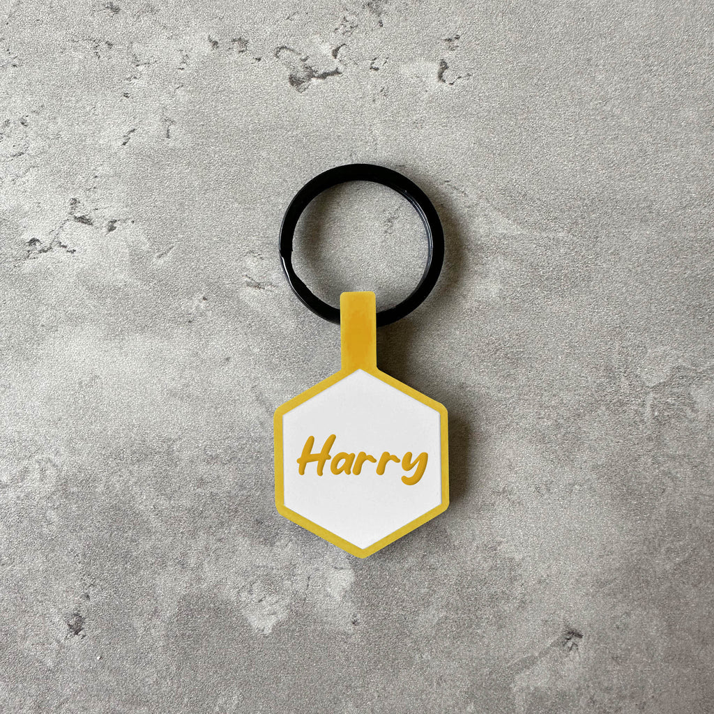 Vit/gul namnbricka till hund - Typsnitt Tea