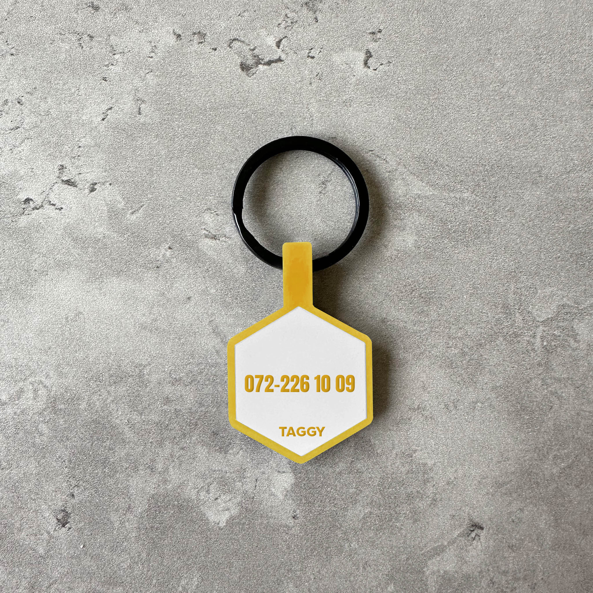 Vit/gul namnbricka till hund - Typsnitt Tea