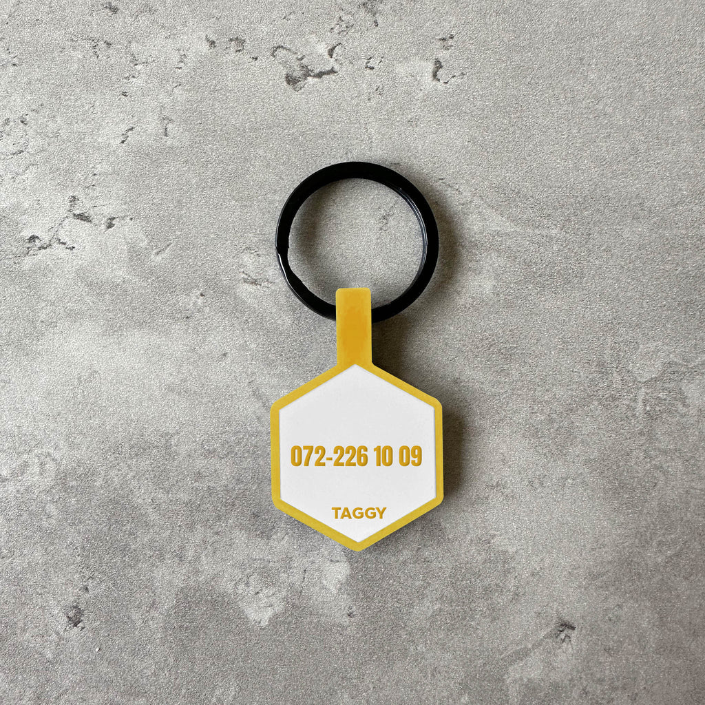 Vit/gul namnbricka bis hund - Typsnitt Anton