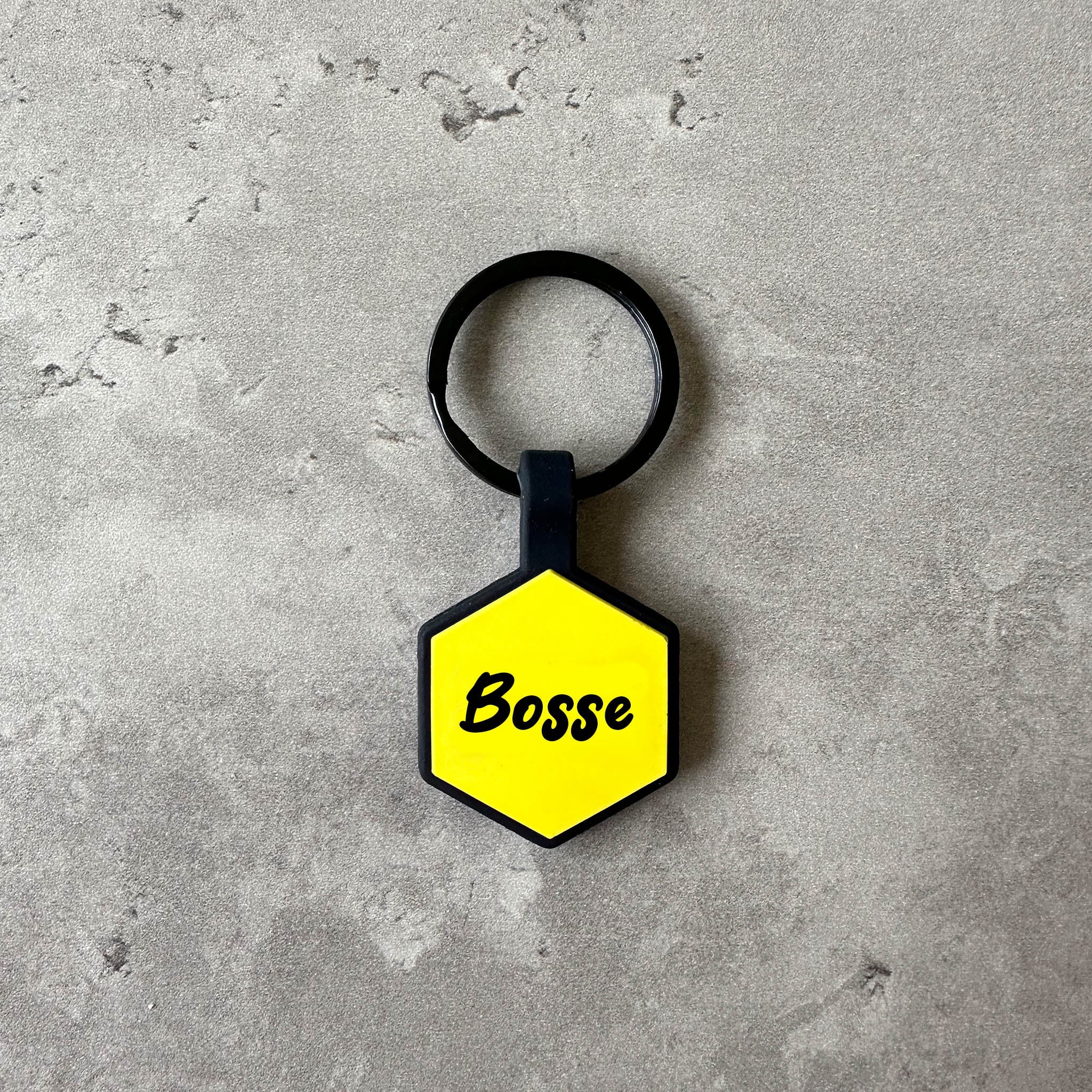 Gul namnbricka till hund - Typsnitt Tea